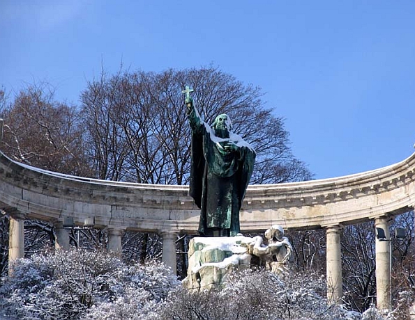 Szent Gellert püspök szobra a mélybe zúduló vízeséssel a Gellérthegy oldalában.